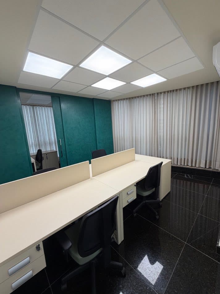 Posições de trabalho da Sala Amanhecer, com luz natural