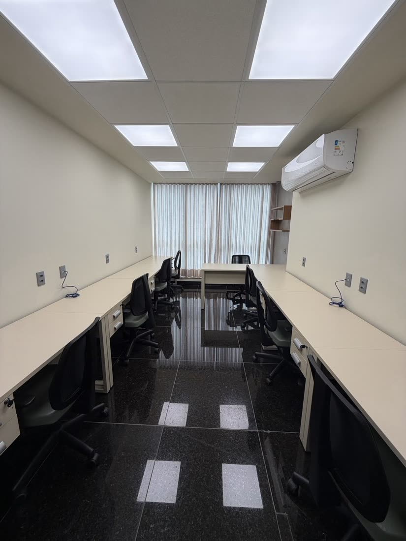 Sala privativa com luz natural e cortinas