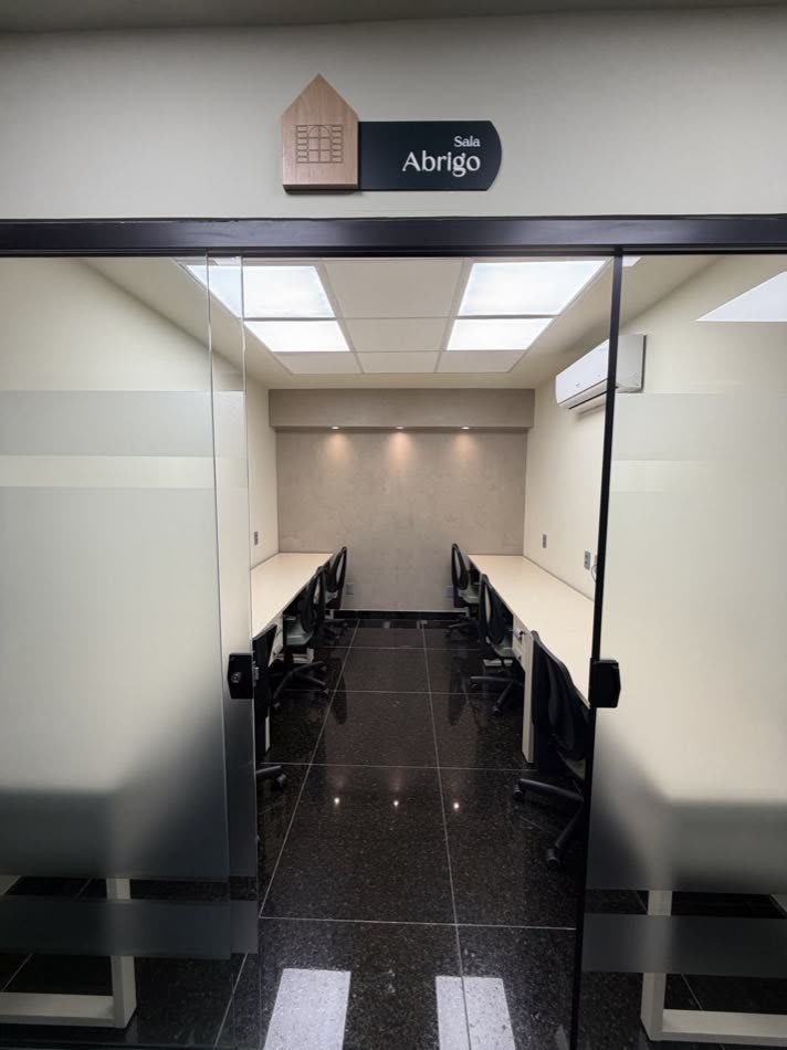 Entrada da Sala Abrigo com a plaquinha da casa