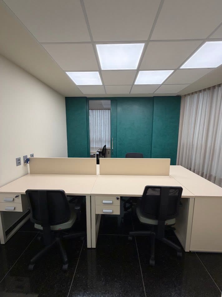 Sala Amanhecer, com as posições de trabalho e o segundo ambiente ao fundo