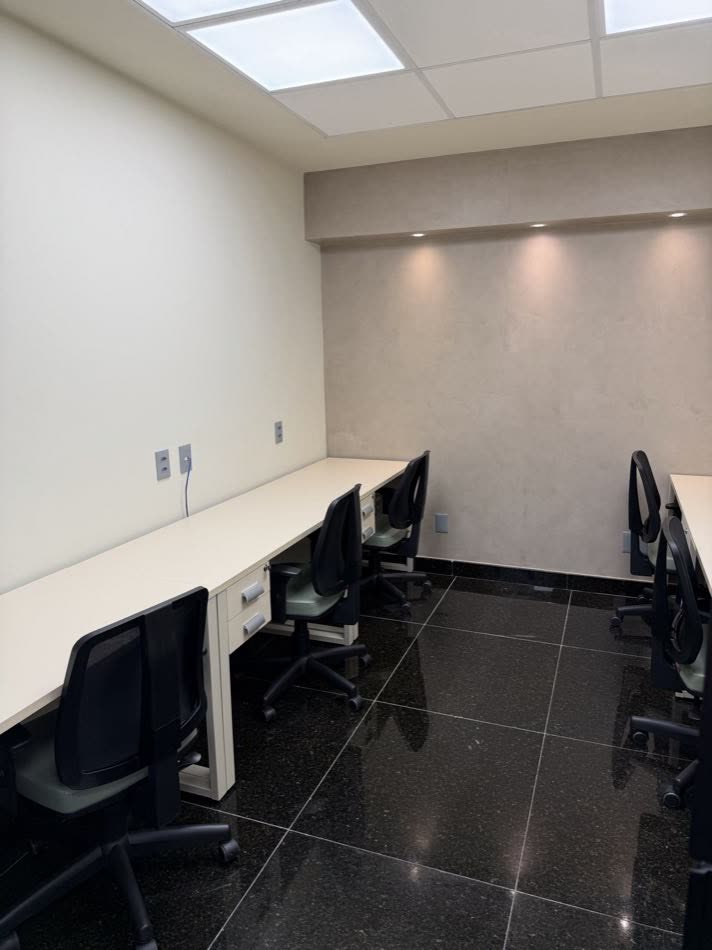 Interior da Sala Abrigo com posições de trabalho